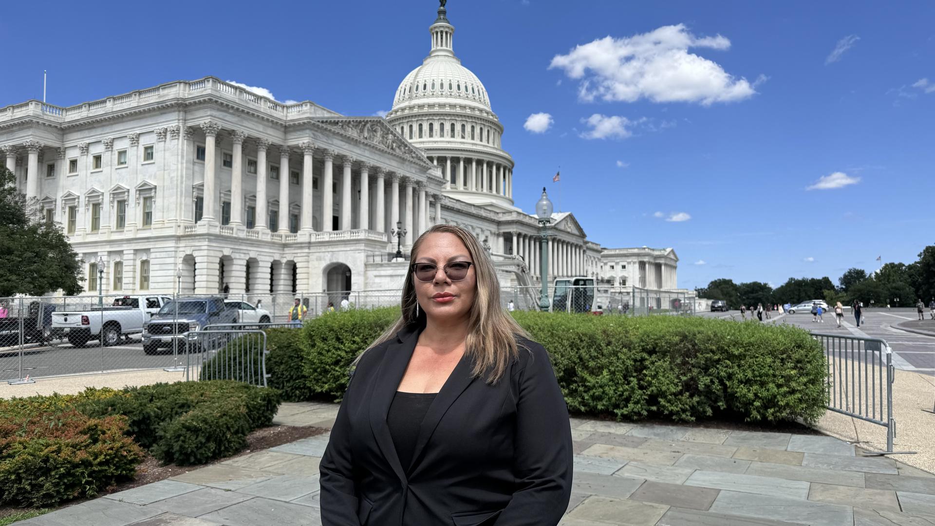 La representante de los indios Cahuilla, Altrena Santillanes, posa frente al Congreso en Washington, este martes en Washington (Estados Unidos). EFE/ Octavio Guzmán
