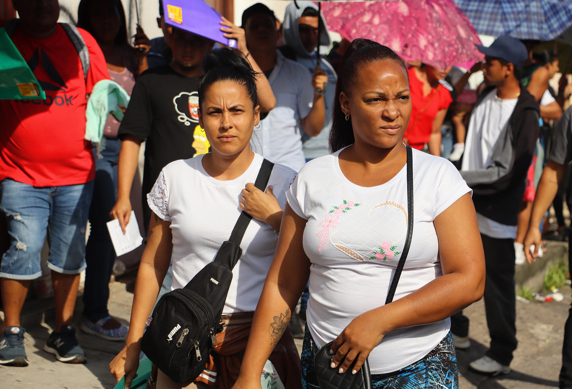 Migrantes a la esperar de resolver su situación migratoria este miércoles, en la ciudad de Tapachula, en el estado de Chiapas (México). EFE/Juan Manuel Blanco
