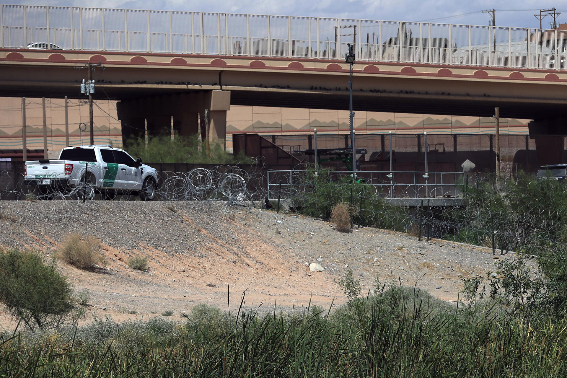 Fotografía del 6 de agosto de 2024 de Integrantes de la Guardia Nacional del Estado de Texas, vigilando barricadas de alambre de púas, en el muro fronterizo desde Ciudad Juárez, Chihuahua (México). EFE/Luis Torres
