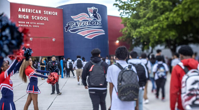 Seis grupos editoriales de EEUU demandan ley de Florida que veta libros en escuelas