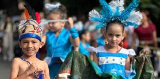 Preescolares le rinden honor a la patria en desfiles