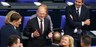 Un Gobierno alemán agrietado se reúne con oposición y regiones para afrontar la migración