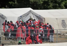 Rescatan una barcaza con 180 personas, 17 menores, en aguas cercanas a las Islas Canarias