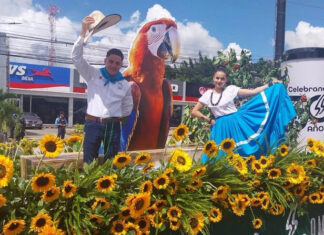 Con coloridos desfiles celebran 446 aniversario de Tegucigalpa