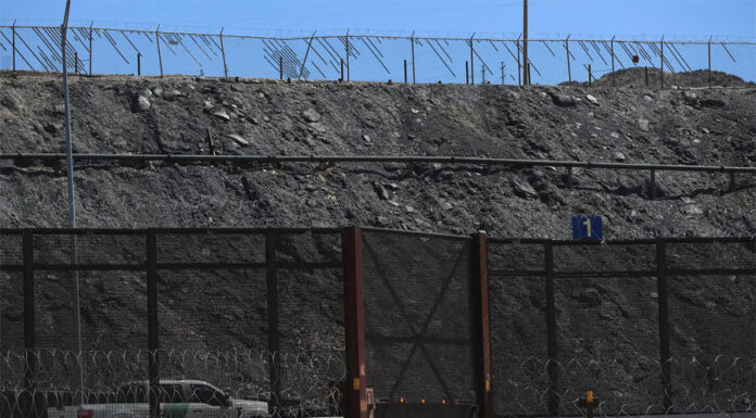 ONG en México denuncian más riesgos para migrantes porque Texas amplía la cerca fronteriza