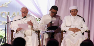 El papa firma declaración con imán de Istiqlal: «Que la religión ayude contra las guerras»