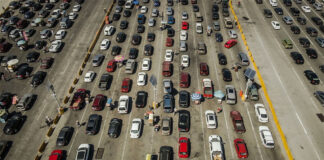 Largas filas y caos por cobro de ingreso a México a extranjeros en puerto de California