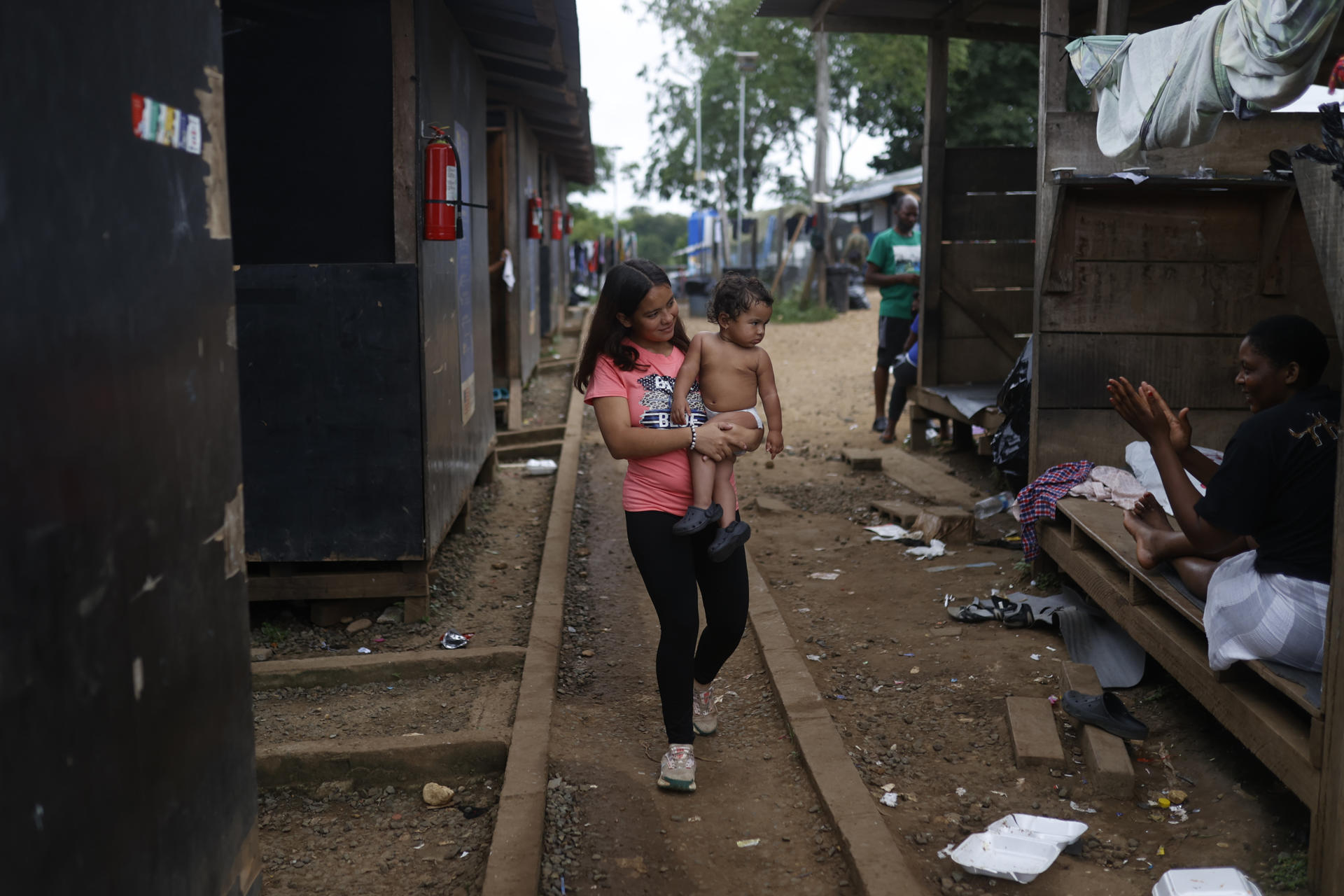 Yoani Briceño una migrante de 19 años, carga a su hija Maya Tovar de 1 año en la Estación Temporal de Recepción Migratoria (ETRM), este jueves en Lajas Blancas, Darién (Panamá). EFE/Bienvenido Velasco
