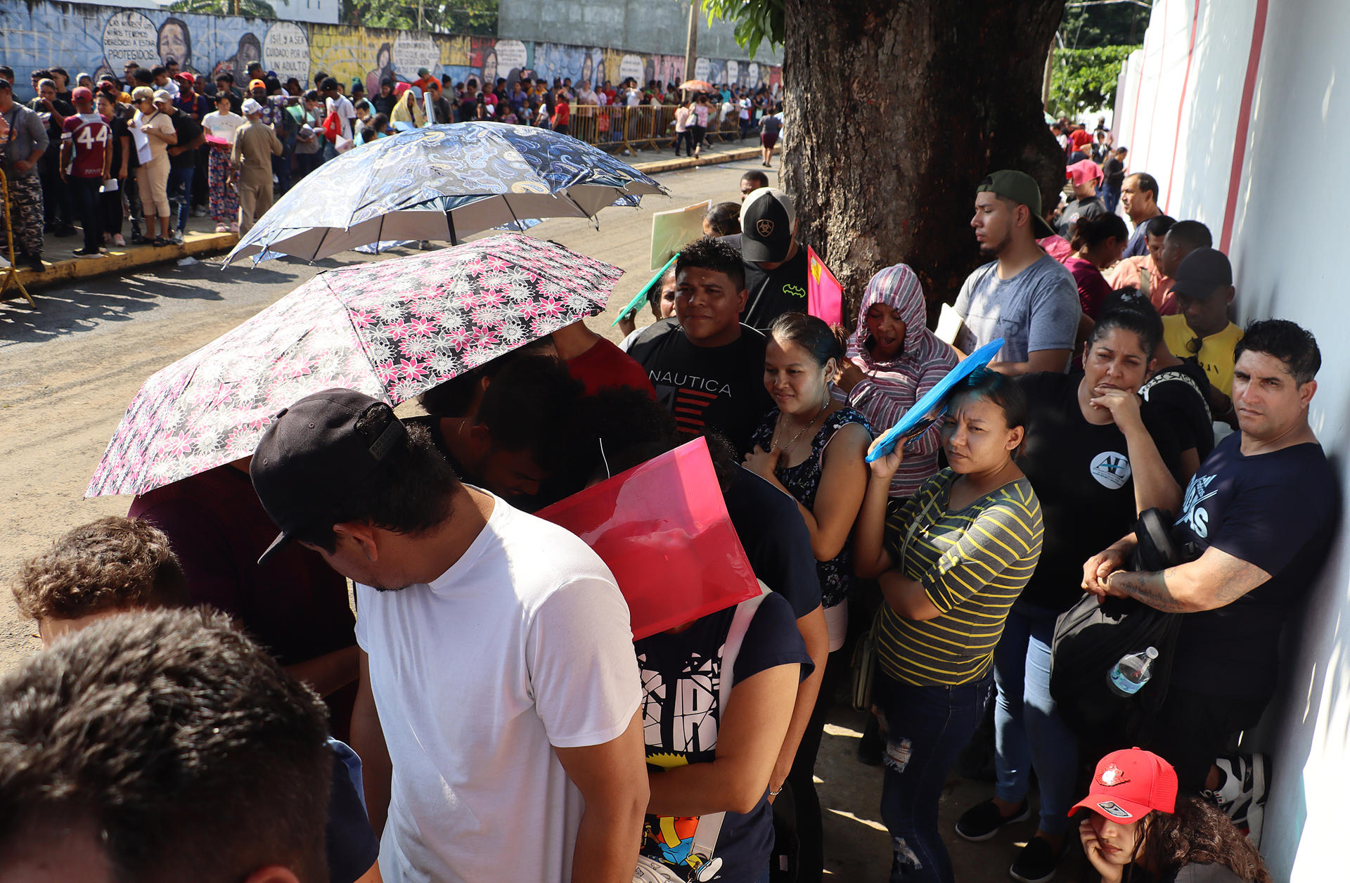 Migrantes hacen fila en las oficinas migratorias este lunes, en la ciudad de Tapachula en Chiapas (México). EFE/Juan Manuel Blanco
