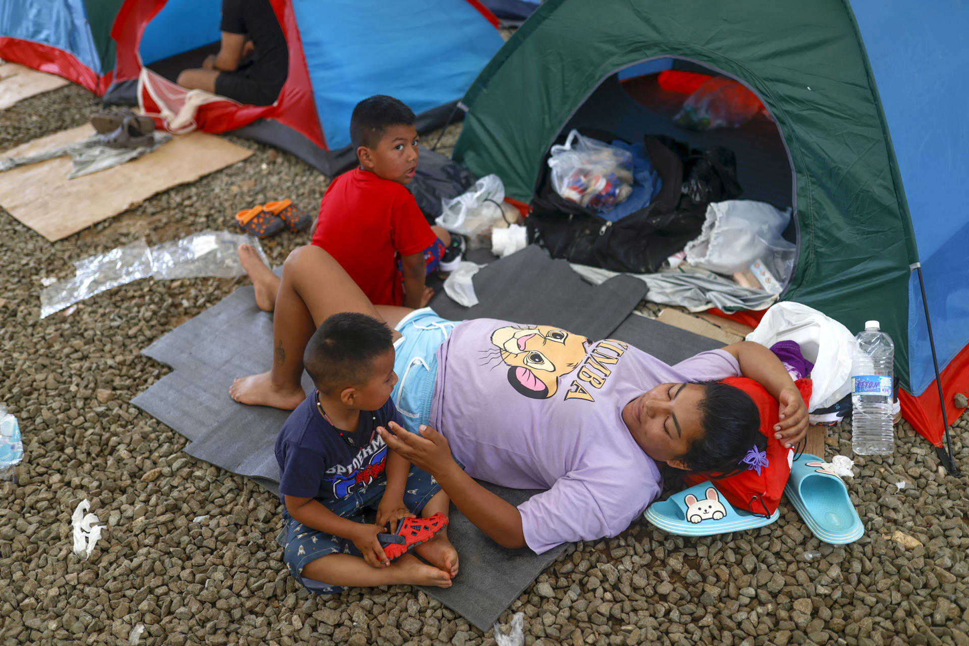 Migrantes venezolanos descansan en la Estación Temporal de Recepción Migratoria (ETRM), este jueves en Lajas Blancas, Darién (Panamá). EFE/Bienvenido Velasco
