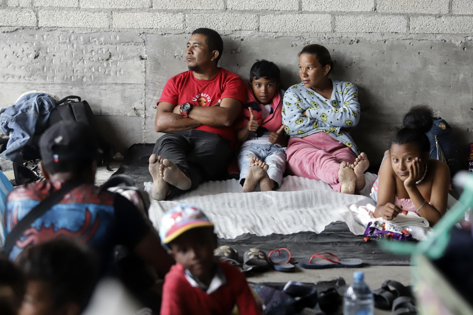 Migrantes de diversas nacionalidades que cruzan el país desde hace casi 2 meses, toman un descanso este miércoles en su paso por la ciudad de Puebla (México).  EFE/ Hilda Ríos
