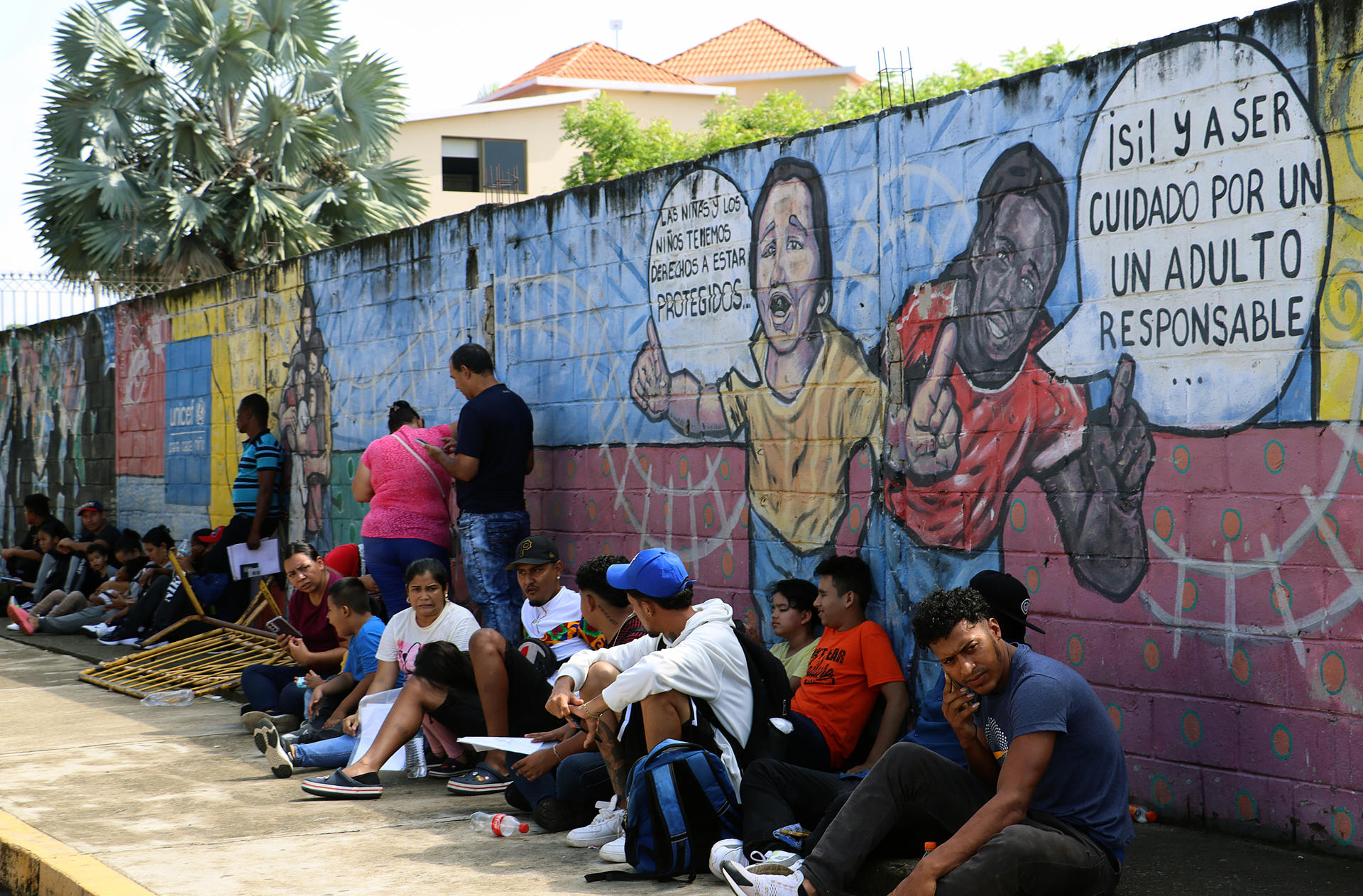 Migrantes hacen fila en las oficinas migratorias este lunes, en la ciudad de Tapachula en Chiapas (México). EFE/Juan Manuel Blanco
