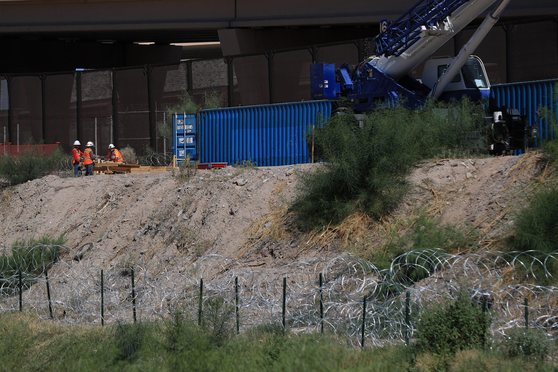 Trabajadores laboran en la colocación de barricadas de alambre de púas, el 23 de septiembre de 2024 en el muro fronterizo de Ciudad Juárez en el estado de Chihuahua (México). EFE/Luis Torres
