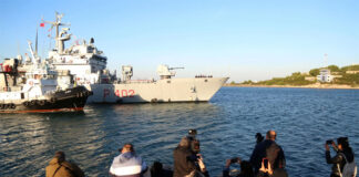 El barco italiano con el primer grupo de migrantes trasladados a Albania llega al país