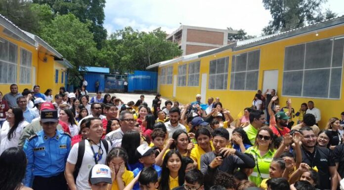 Gobierno saluda con escuelas construidas por influencer Shin Fujiyama
