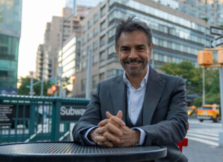 Eugenio Derbez promete risas y una “historia de éxito latino” en ‘Y llegaron de noche’