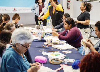 Migrantes varados en la frontera norte de México hallan en el arte un sustento económico