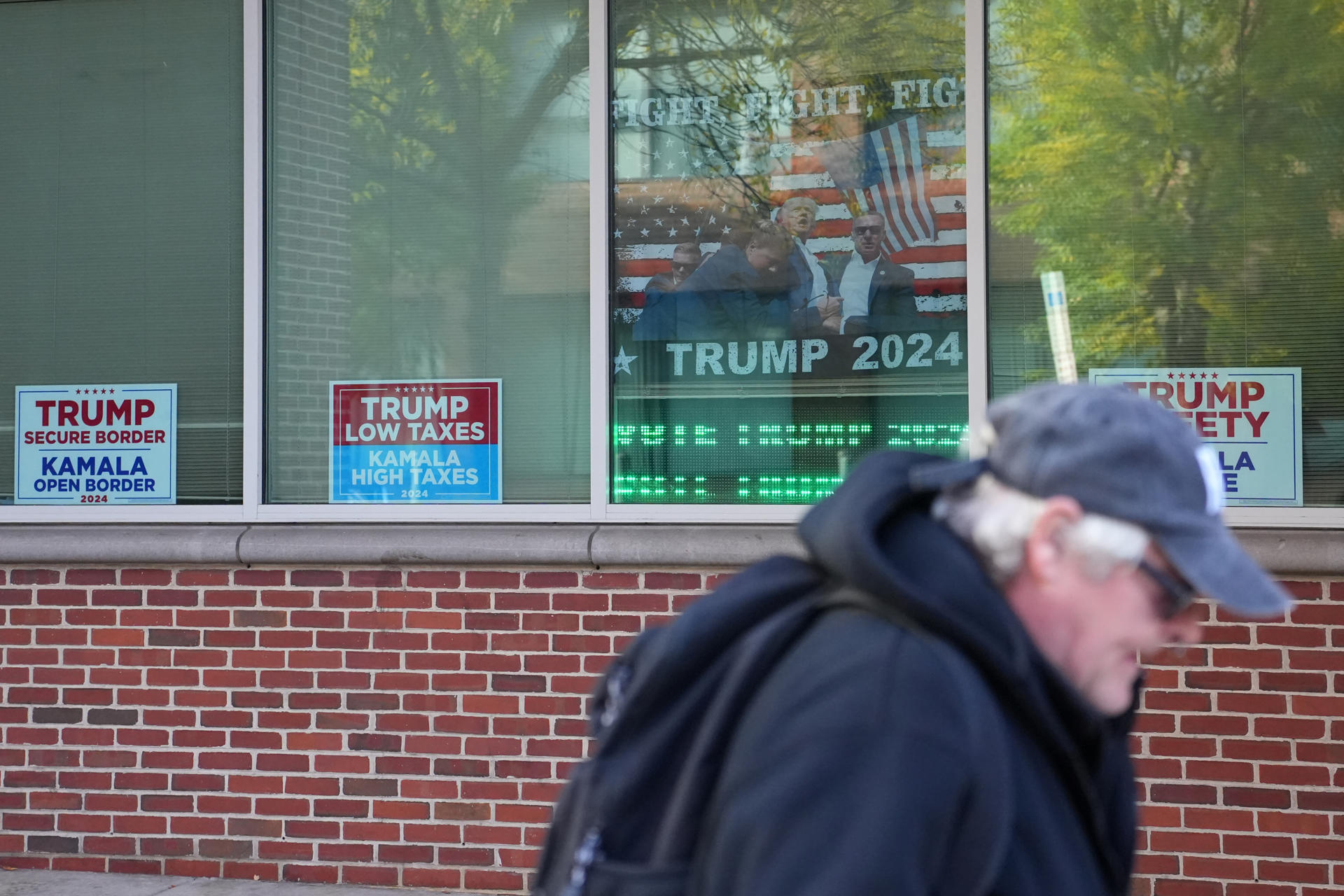 Un hombre camina frente la oficina de la Coalición Latinos Ameircanos Por Trump este lunes en la ciudad de Reading, Pensilvania (Estados Unidos). EFE/Octavio Guzmán
