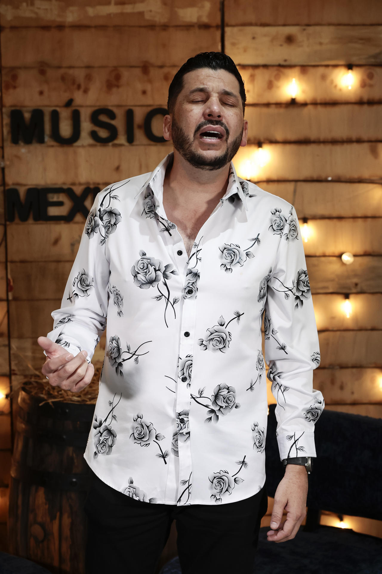 El cantante mexicano Luis Ángel 'El Flaco', nominado al Latin Grammy por Mejor Álbum de Banda, interpreta una canción al término de una entrevista con EFE este viernes, en Ciudad de México (México). EFE/ José Méndez
