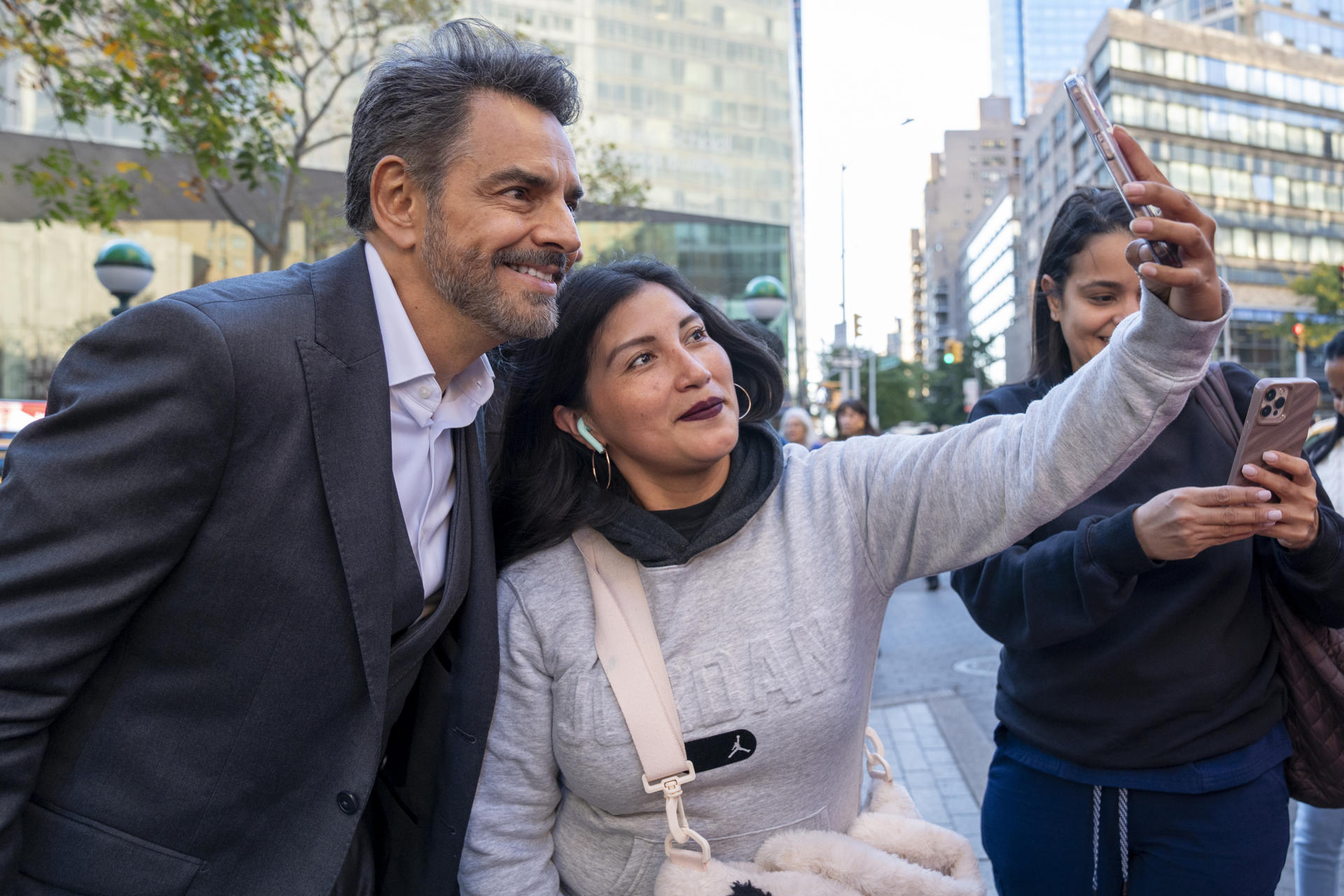 El actor mexicano Eugenio Derbez, posa con una seguidora durante una entrevista con EFE este martes, en Nueva York (Estados Unidos). EFE/ Angel Colmenares
