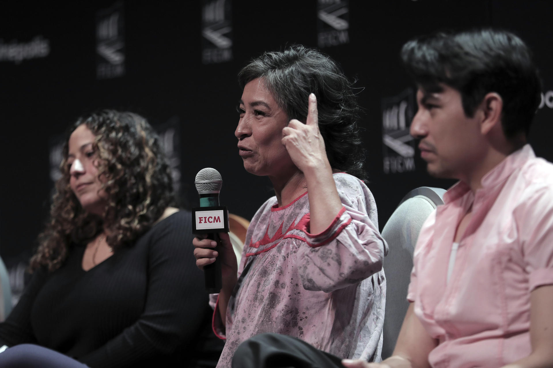 La cineasta mexicana Yolanda Cruz (c) habla durante una rueda de prensa en el Festival Internacional de Cine de Morelia (FICM) este domingo, en el estado de Michoacán (México). EFE/ Iván Villanueva
