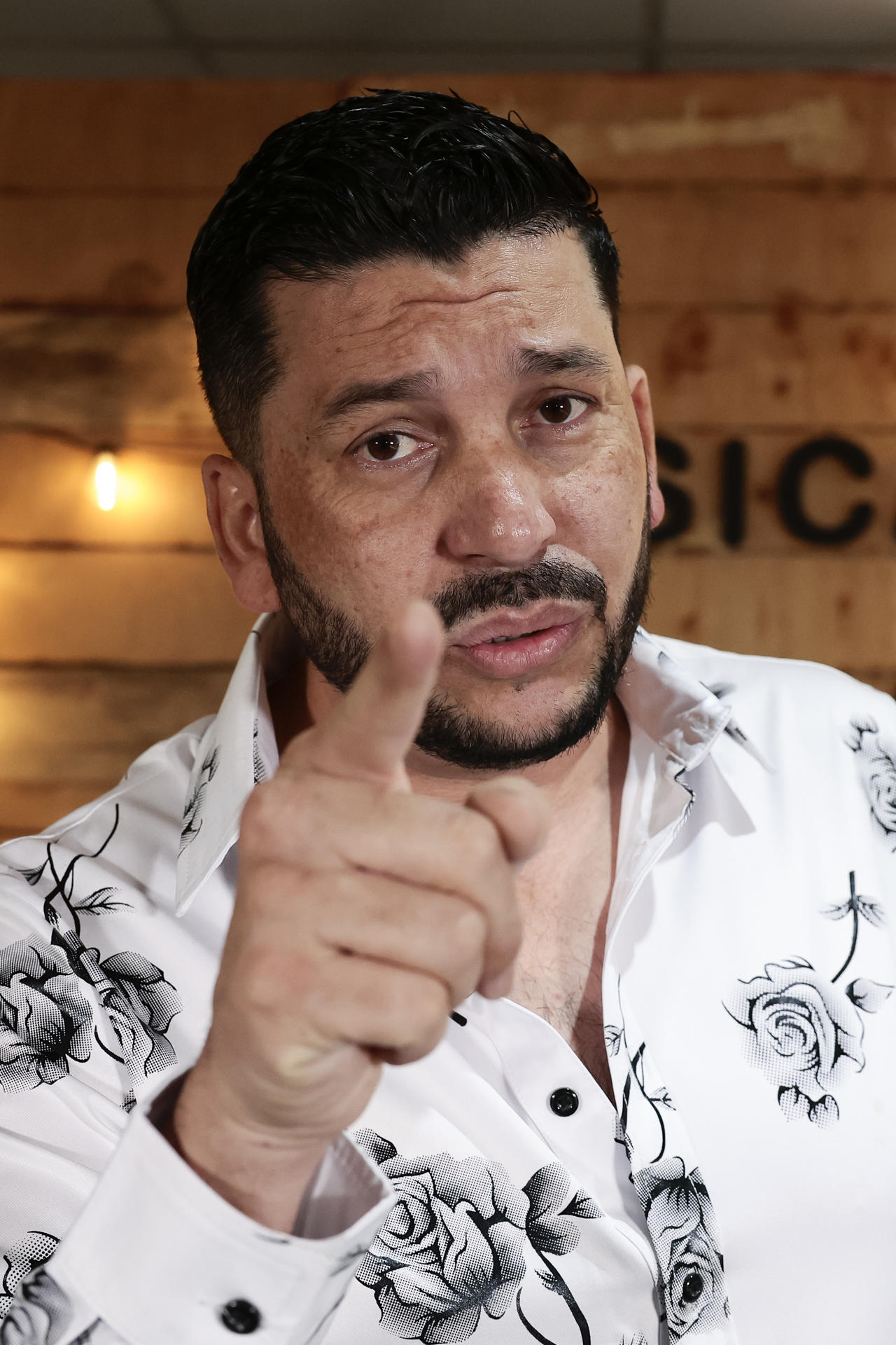 El cantante mexicano Luis Ángel 'El Flaco', nominado al Latin Grammy por Mejor Álbum de Banda, interpreta una canción al término de una entrevista con EFE este viernes, en Ciudad de México (México). EFE/ José Méndez
