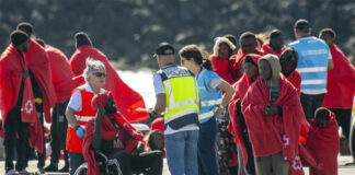 Tres muertos y casi 500 rescatados en otro día de la crisis migratoria de Canarias