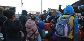 Migrantes en la frontera de México luchan contrarreloj por conseguir asilo en EEUU