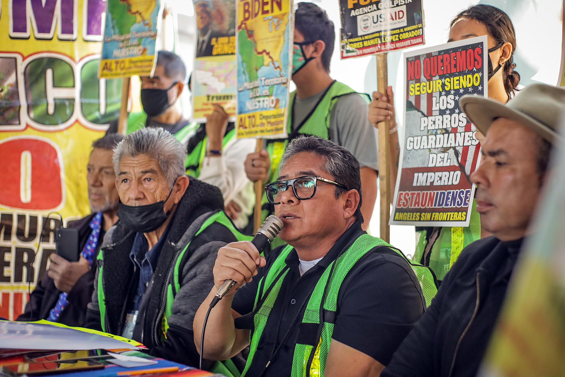 El director del albergue 'Movimiento Juventud 2000', José María García (c), habla durante una rueda de prensa el 15 de noviembre de 2024, en la ciudad de Tijuana (México). EFE/ Joebeth Terríquez
