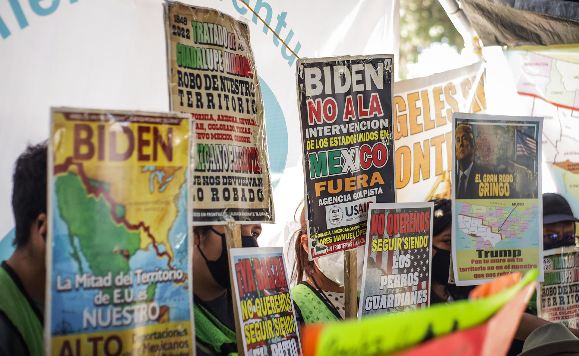 Un grupo de migrantes con carteles, se manifiestan en una rueda de prensa el 15 de noviembre de 2024, en la ciudad de Tijuana (México). EFE/ Joebeth Terríquez
