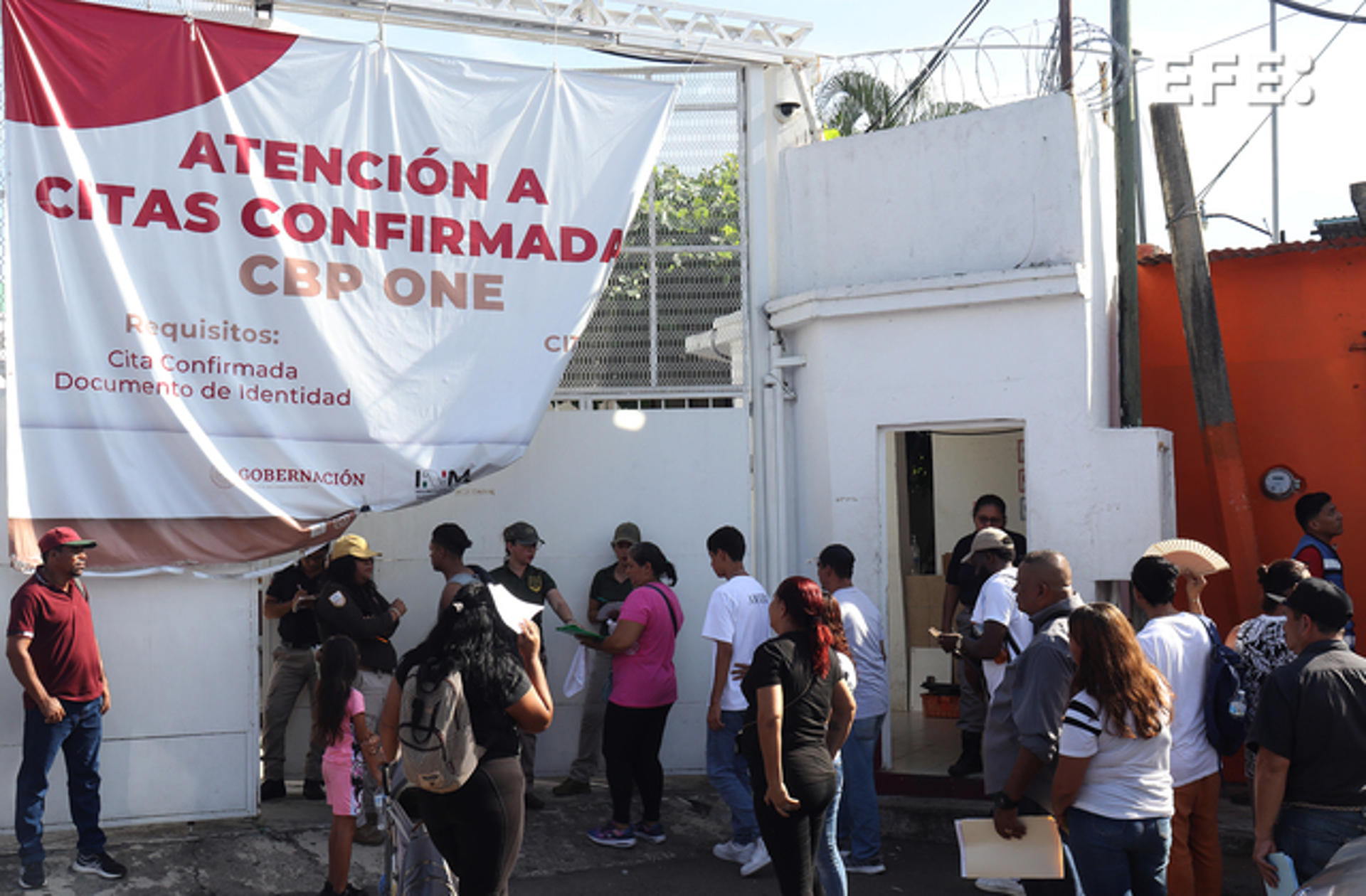 Migrantes esperan en una fila para resolver su situación migratoria, el 31 de octubre de 2024, en la ciudad de Tapachula (México). EFE/Juan Manuel Blanco
