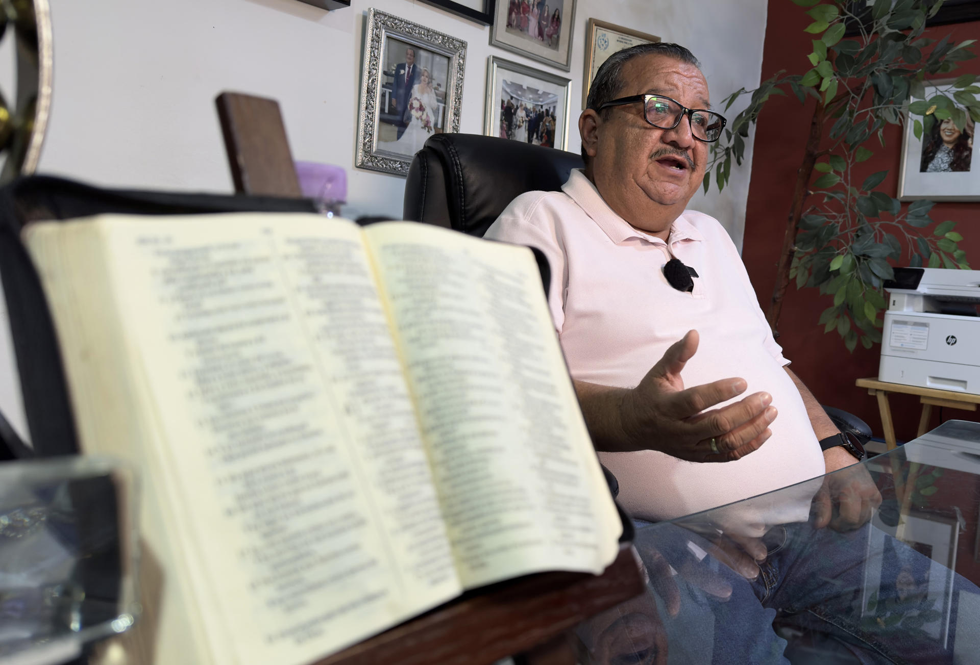 El pastor de la Iglesia metodista y director del albergue El Buen Samaritano, Juan Fierro, habla durante una entrevista con EFE este miércoles, en Ciudad Juárez (México). EFE/ Luis Torres
