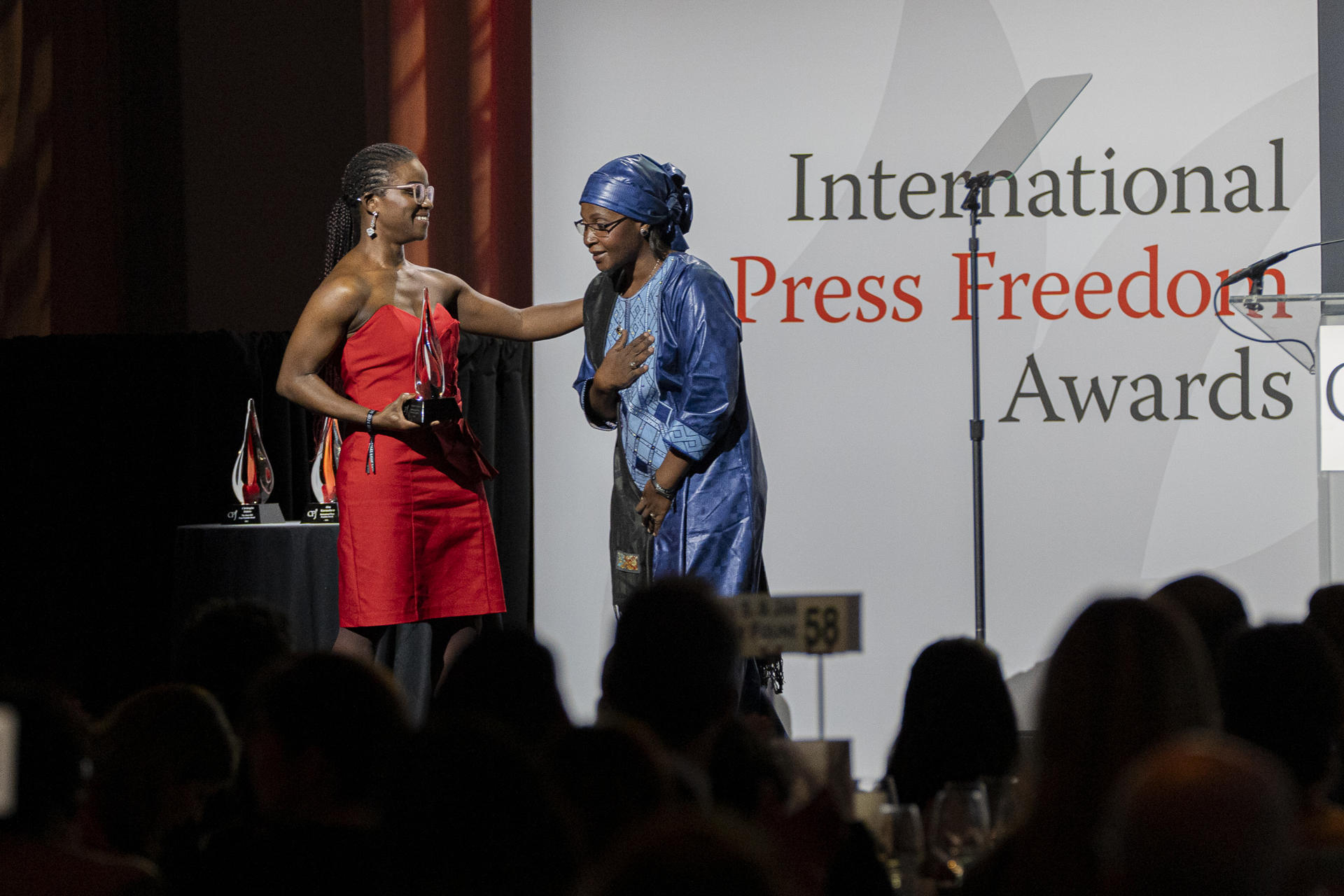 La periodista nigeriana, Samira Sabou (i) junto a Jule Owono de Internet sin fronteras, recibe el premio del comité de protección para los periodistas CPJ 2024 International Press Freedom Awards, este jueves, en Nueva York (Estados Unidos). EFE/ Ángel Colmenares
