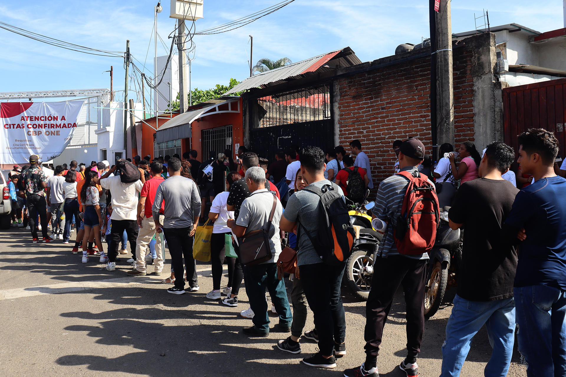 Migrantes esperan en una fila para resolver su situación migratoria, el 31 de octubre de 2024, en la ciudad de Tapachula (México). EFE/Juan Manuel Blanco
