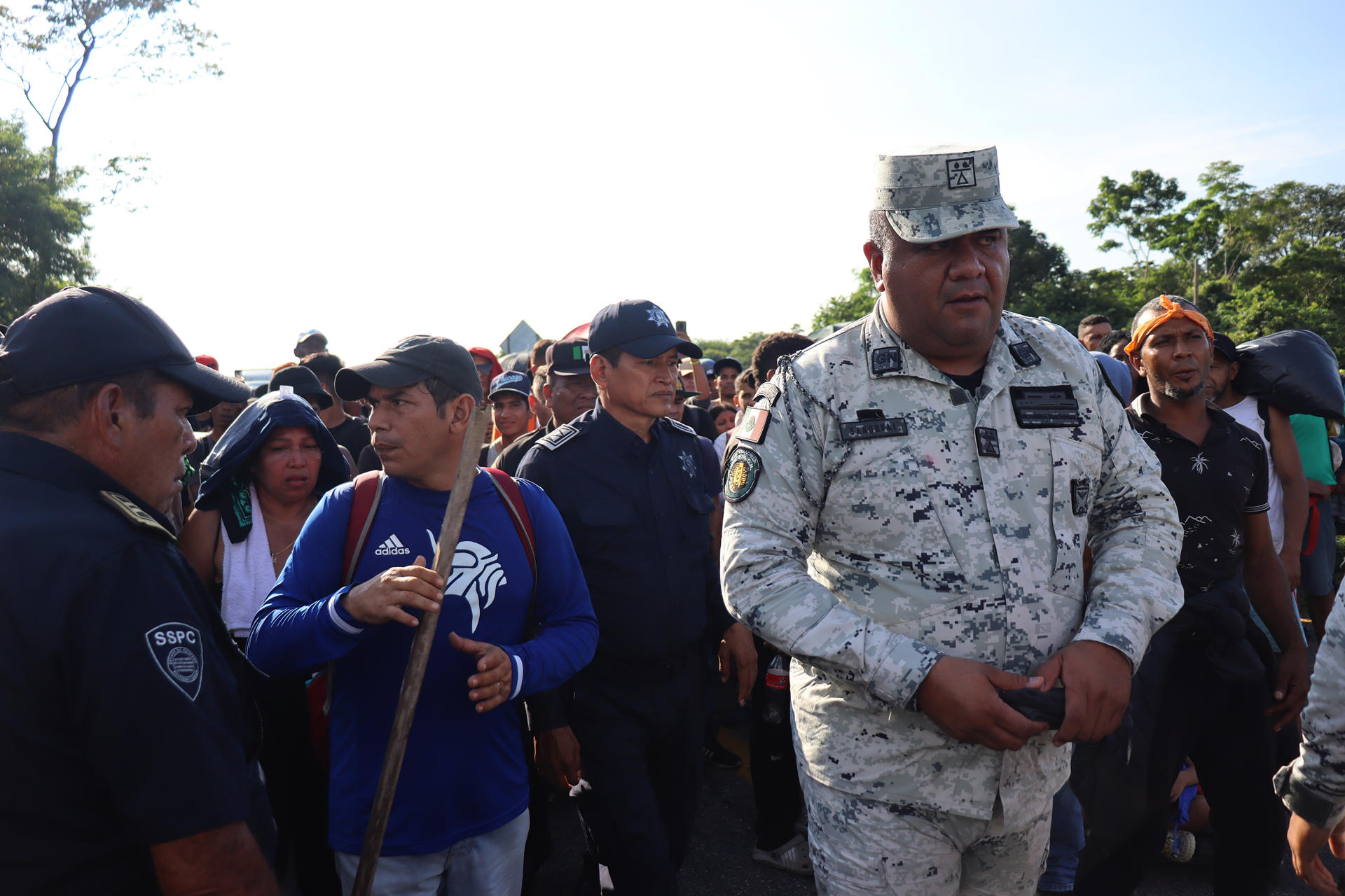 Personal de la Guardia Nacional (GN) y de la Secretaria de Seguridad y Protección Ciudadana (SSPC), tratan de impedir el avance de una caravana de migrantes que caminan hacia la frontera con Estados Unidos este jueves, en el municipio de Huixtla, en el estado de Chiapas (México). EFE/ Juan Manuel Blanco
