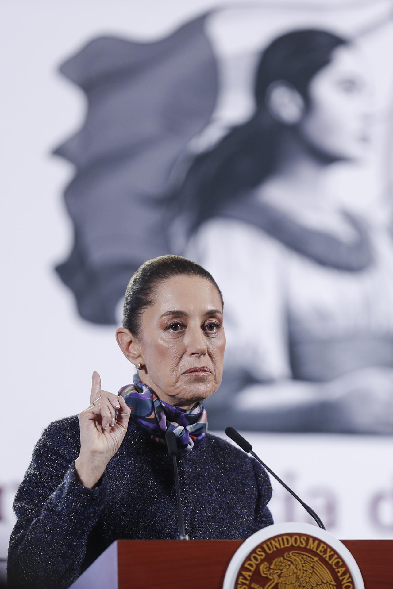 La presidenta de México, Claudia Sheinbaum, habla durante una conferencia de prensa en Palacio Nacional este jueves en la Ciudad de México (México). EFE/ Isaac Esquivel
