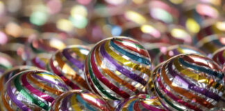 Esferas navideñas de artesanos se vuelven el distintivo de un pueblo del centro de México