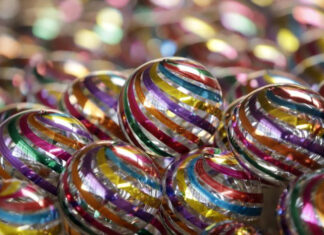 Esferas navideñas de artesanos se vuelven el distintivo de un pueblo del centro de México