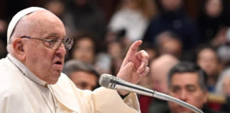 El papa critica «hipocresía» de potencias mundiales que fabrican armas y promulgan la paz