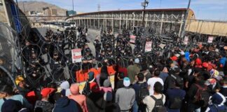 Cientos de migrantes protestan en la frontera norte de México contra amenazas de Trump