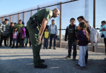 El ‘zar de la frontera’ de Trump anuncia que restituirá la detención de familias migrantes