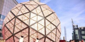 Pitbull instala último cristal de la icónica bola que cada Fin de Año cae en Times Square