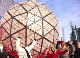 Pitbull instala último cristal de la icónica bola que cada Fin de Año cae en Times Square