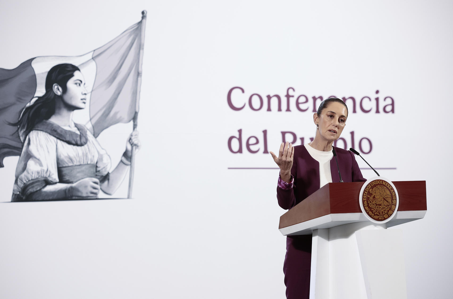 La Presidenta de México, Claudia Sheinbaum, habla durante una conferencia de prensa este lunes, en el Palacio Nacional de la Ciudad de México (México). EFE/ José Méndez
