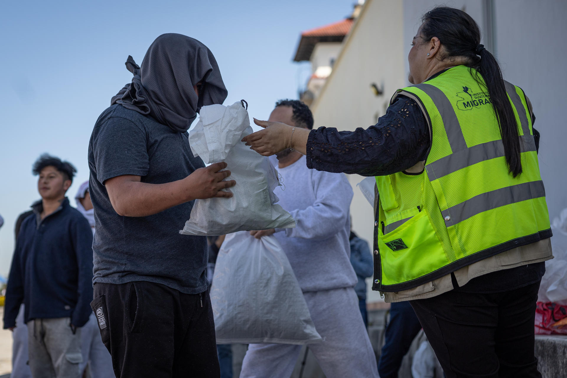 Una persona que llegó deportada desde Estados Unidos reclama sus pertenencias este viernes, en Ciudad de Guatemala (Guatemala). Durante 2024, Guatemala recibió más de 60.000 personas deportadas entre ellas más de 4.000 menores de edad. EFE/ David Toro
