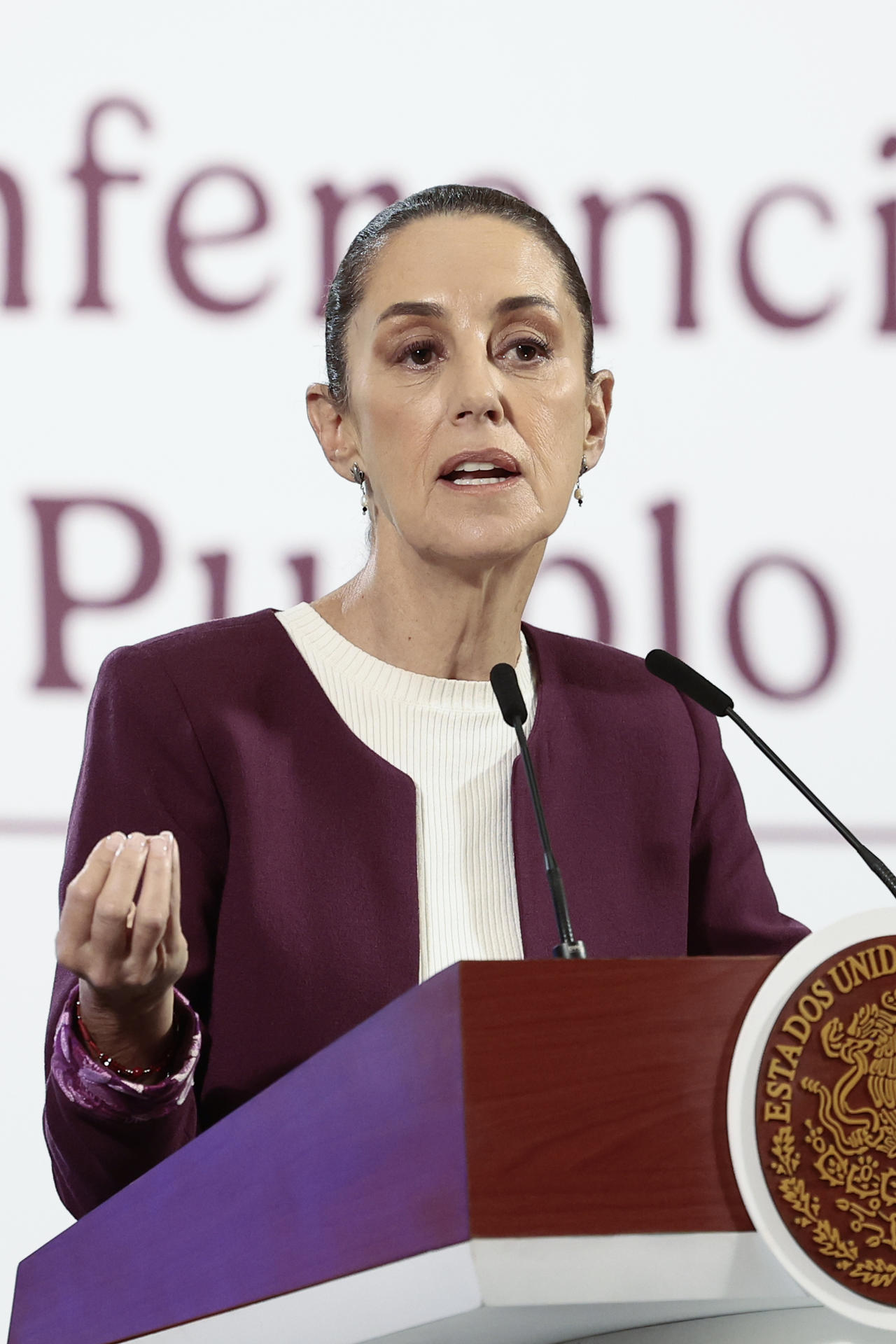 La Presidenta de México, Claudia Sheinbaum, habla durante una conferencia de prensa este lunes, en el Palacio Nacional de la Ciudad de México (México). EFE/ José Méndez
