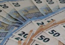 El euro baja pero se cambia por encima de 1,17 dólares