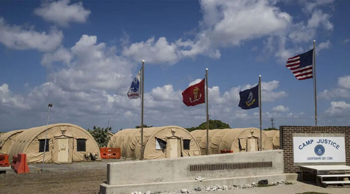 Trump ordena al Pentágono preparar 30,000 camas para migrantes en Guantánamo