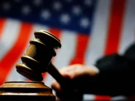 Juez de EEUU impide deportar a activista británico sancionado por combatir desinformación