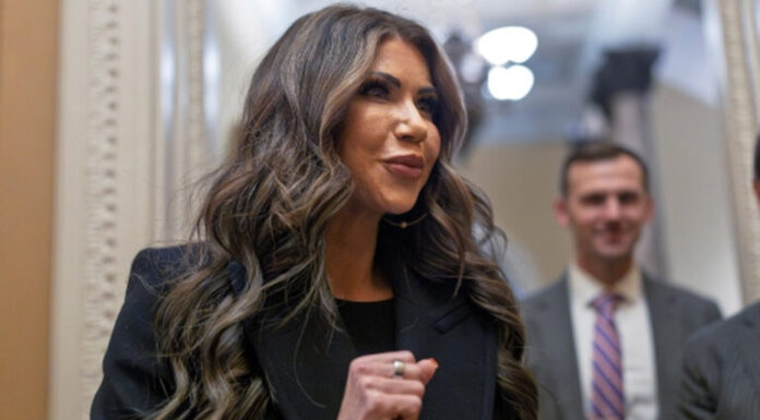 Noem nombra nuevos líderes del Servicio de Inmigración con miras a acelerar deportaciones